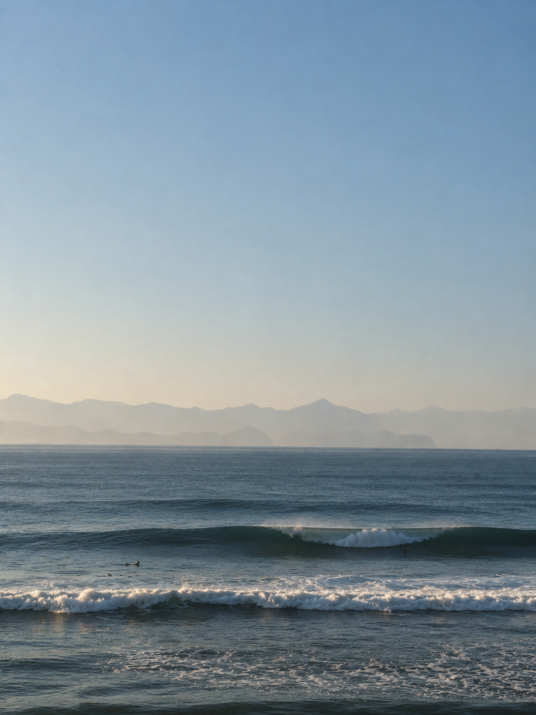 Daytime surf waves